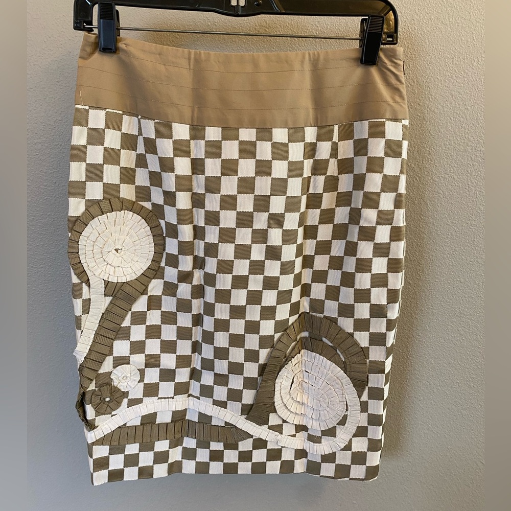 Women’s tan & white patterned skirt